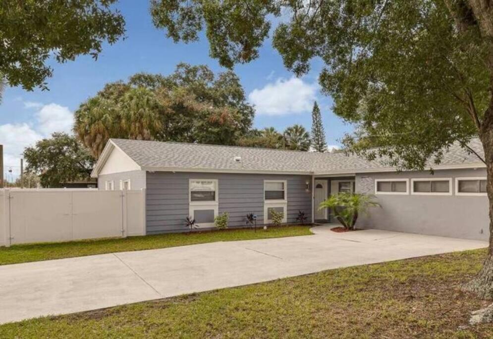 Immaculate & Cozy Entire Heated Pool House Tampa