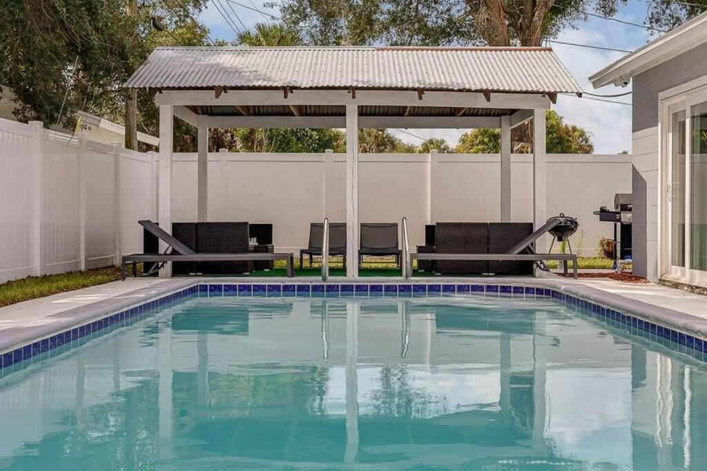 Holiday home Immaculate & Cozy Entire Heated Pool House