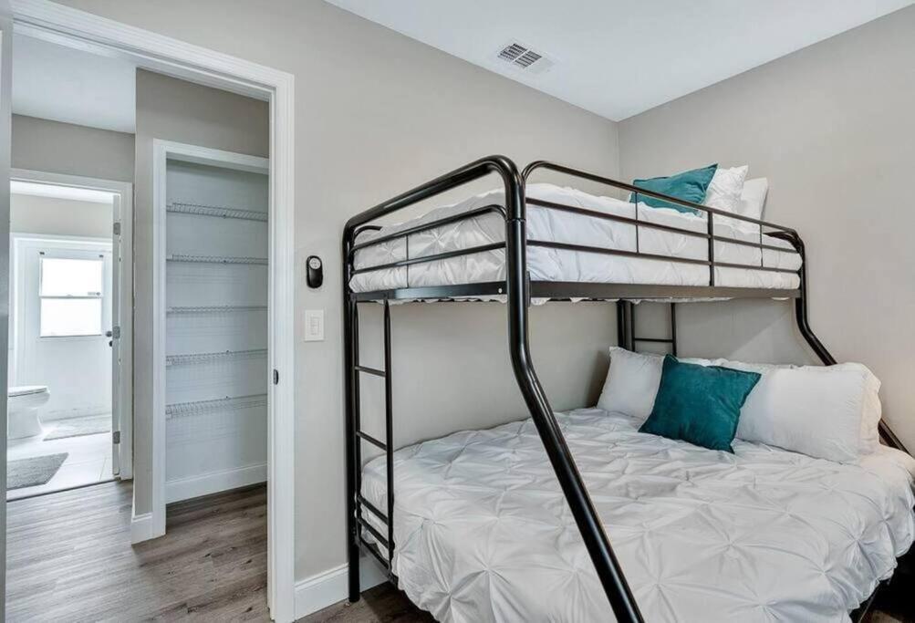 Immaculate & Cozy Entire Heated Pool House Tampa