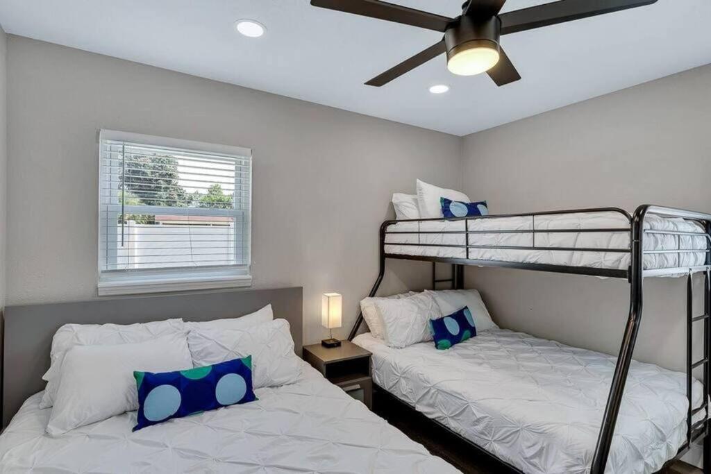 Immaculate & Cozy Entire Heated Pool House Tampa
