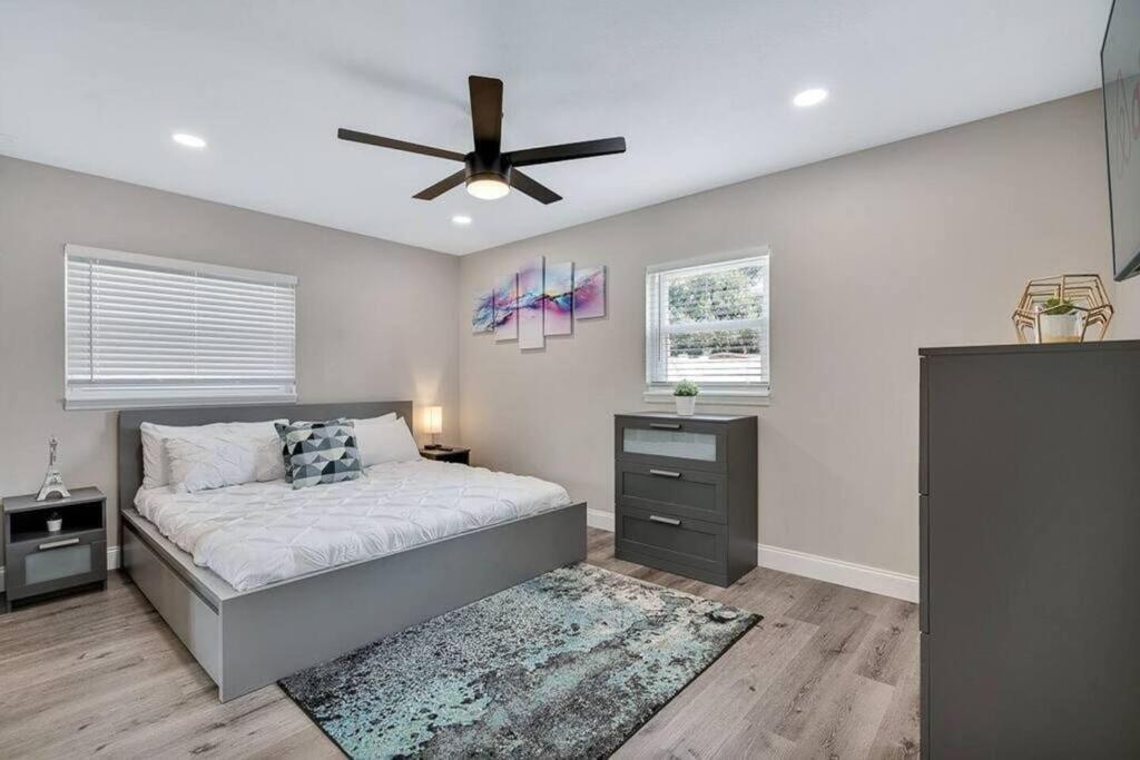 Immaculate & Cozy Entire Heated Pool House Holiday home *