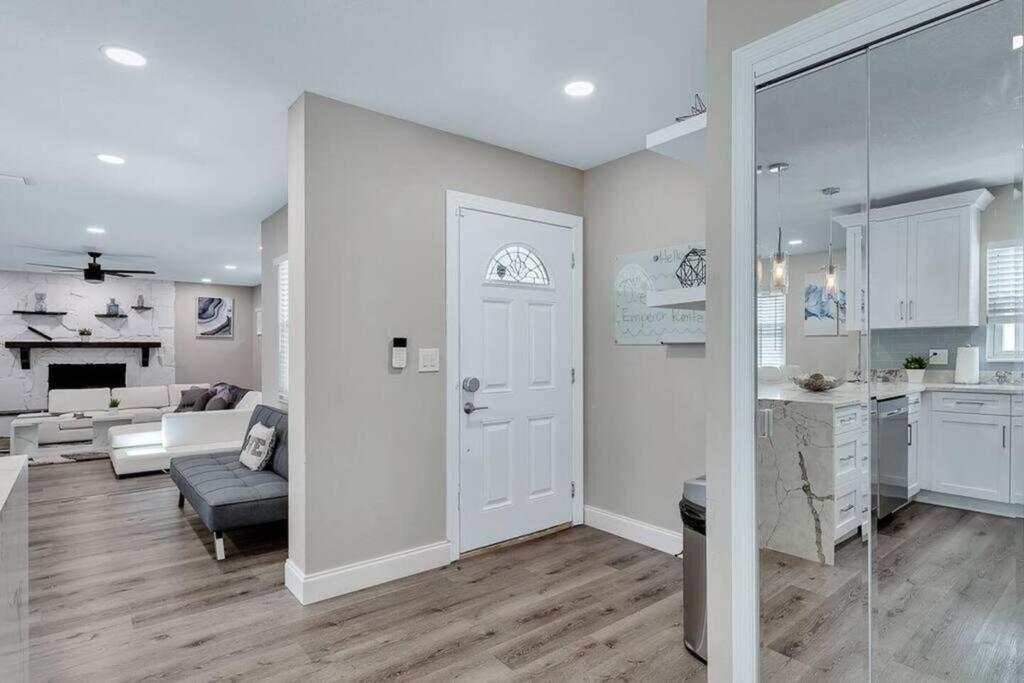 Immaculate & Cozy Entire Heated Pool House Holiday home