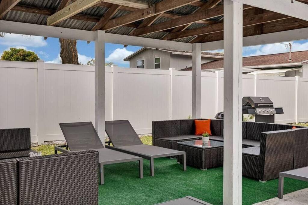 Immaculate & Cozy Entire Heated Pool House Tampa