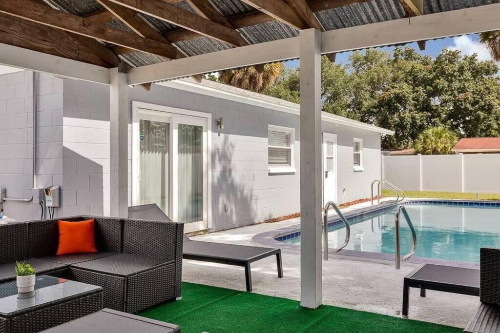 Immaculate & Cozy Entire Heated Pool House Holiday home