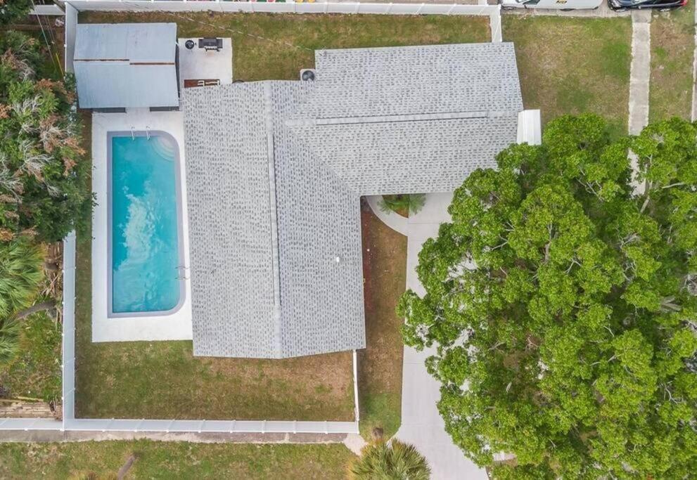 Immaculate & Cozy Entire Heated Pool House Tampa