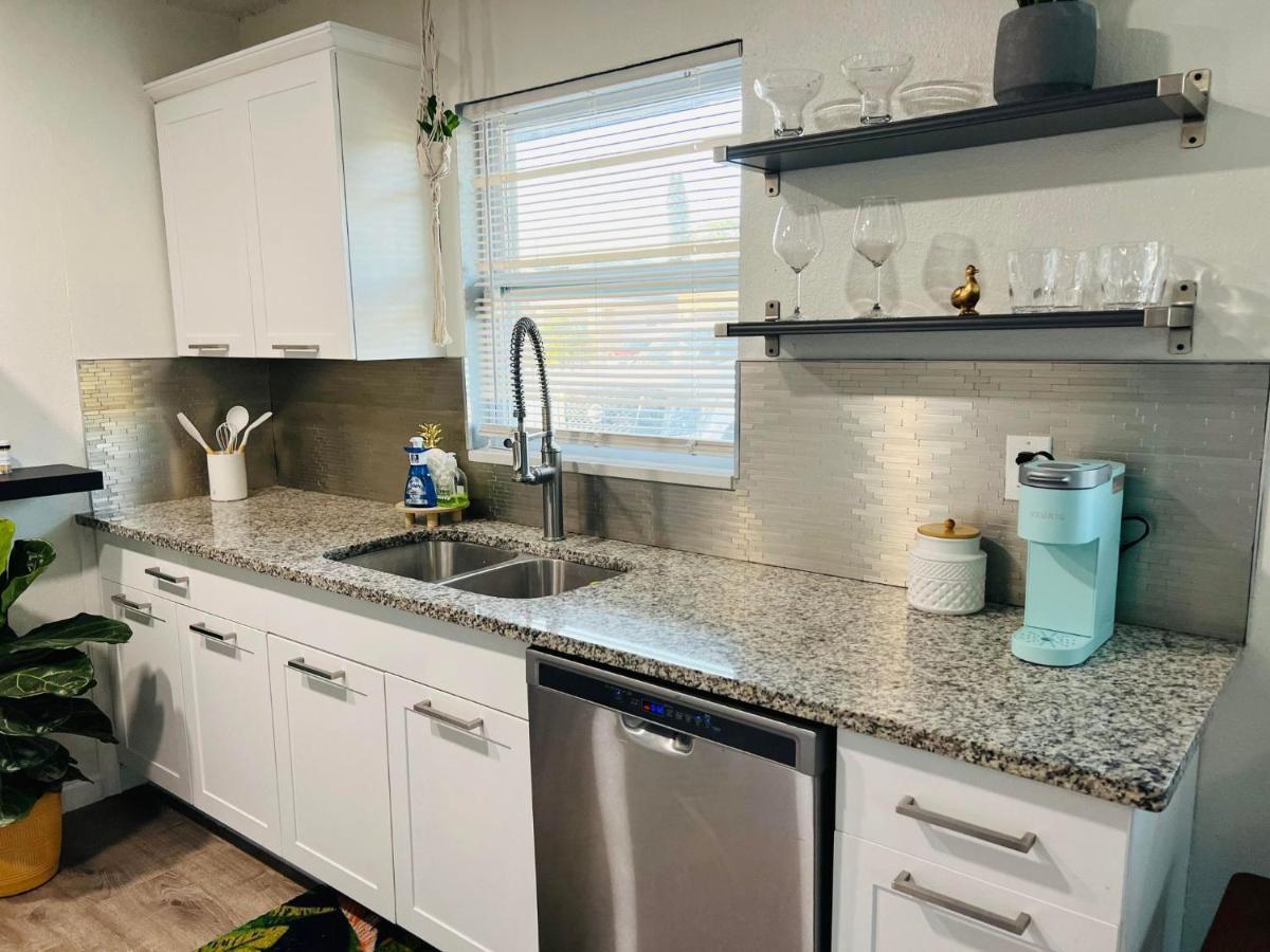 Tropical Casita In Near Airport And Raymond Stadium Apartment