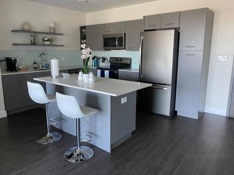 Apartment Stunning Apt With Skyline Views High Rise *