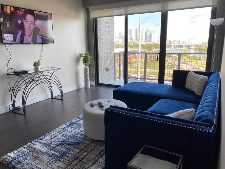 Stunning Apt With Skyline Views High Rise