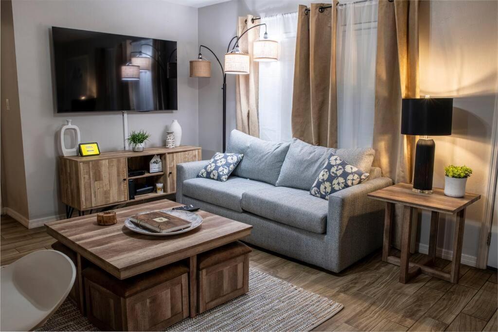 Holiday home Stylish 4br With Outdoor Space, Busch Gardens - Renovated