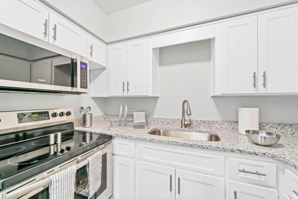 Apartment Bright And Designed 1br With Parking Near Stores *