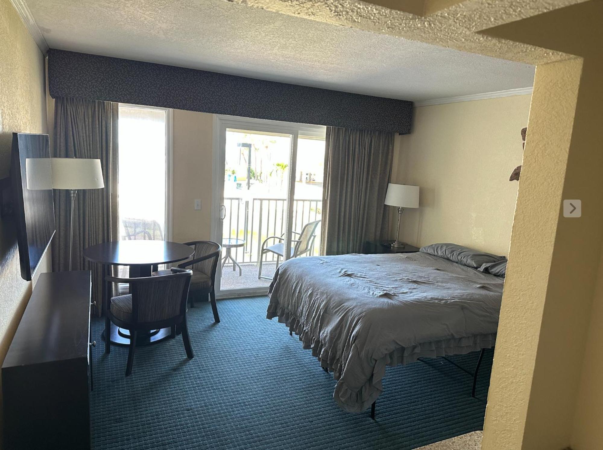 Less Than 5 Min From Airport With Sunset Views