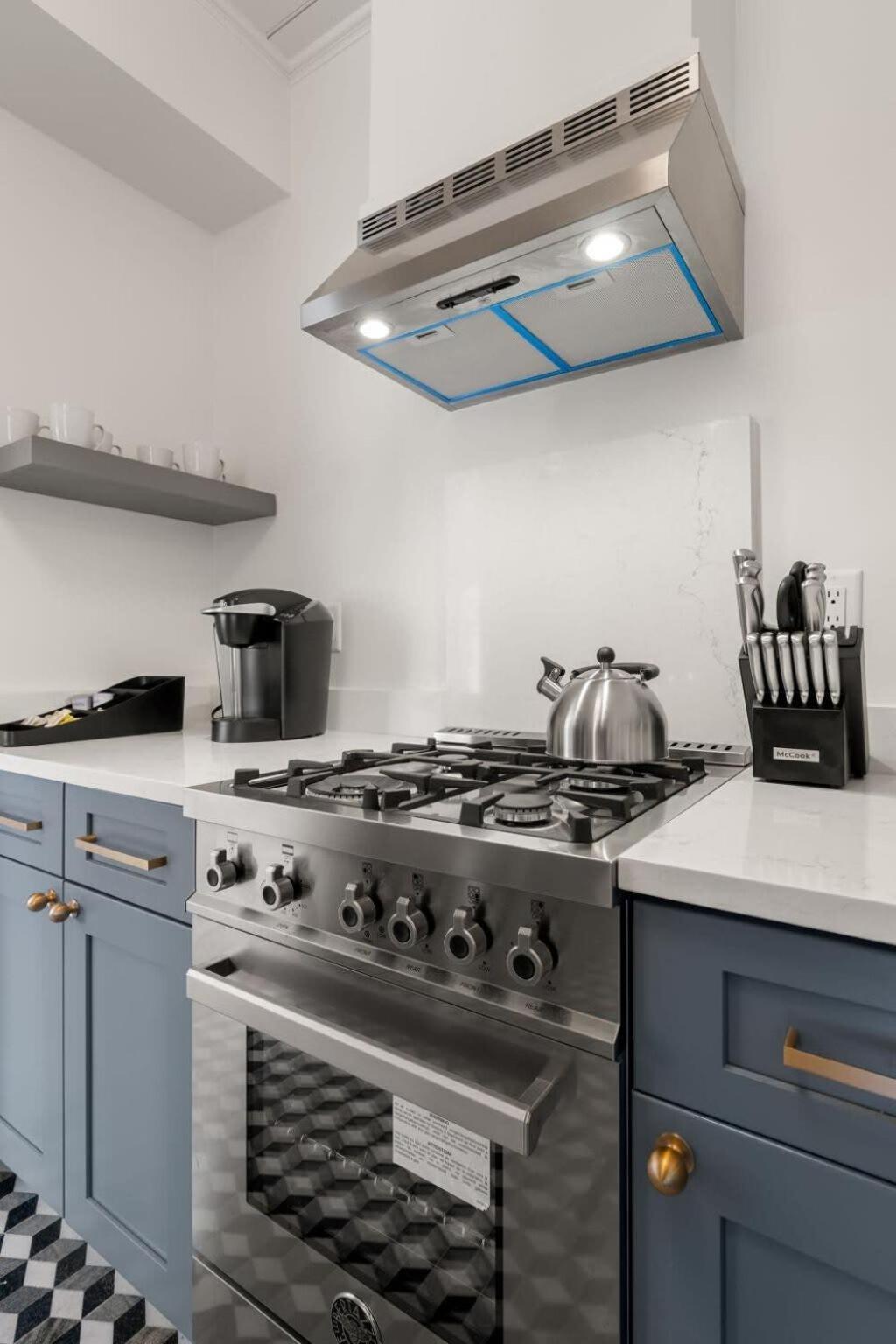 The Adaline #7 - Gorgeous Hyde Park Apartment, 2nd Floor, Steps To Bayshore Apartment