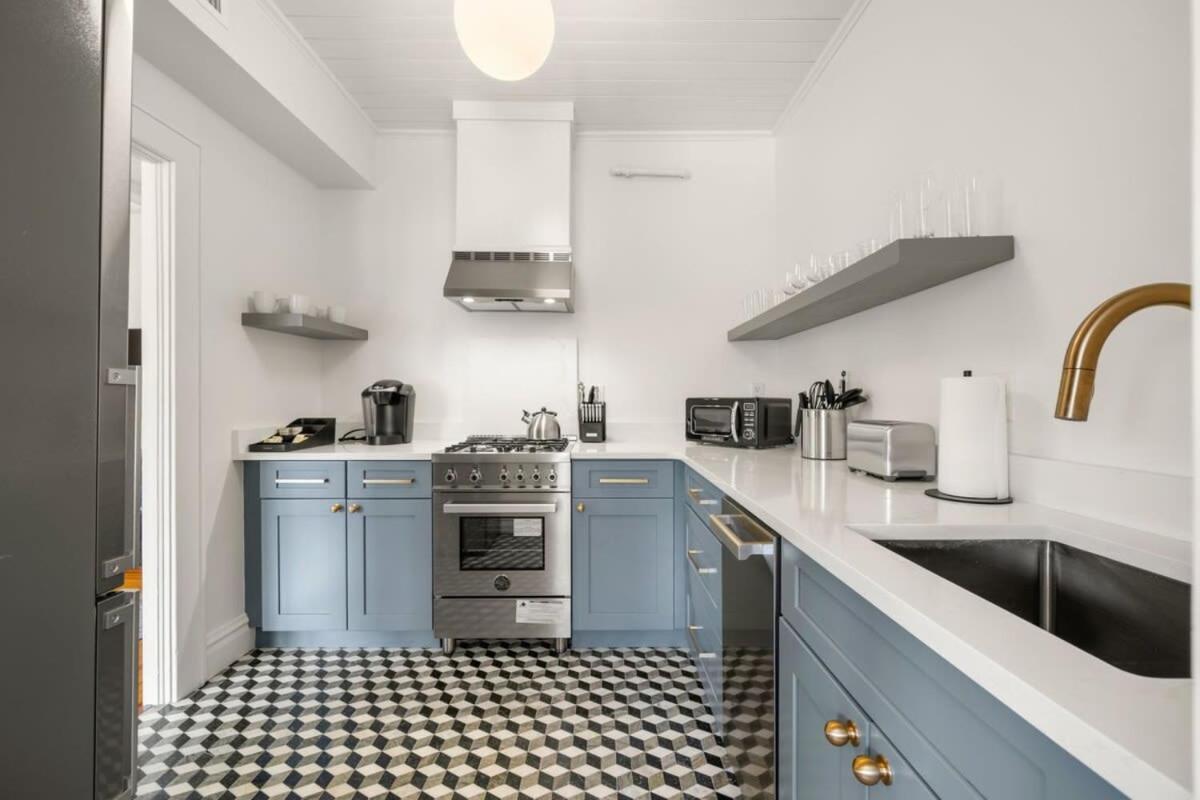 The Adaline #7 - Gorgeous Hyde Park Apartment, 2nd Floor, Steps To Bayshore Apartment