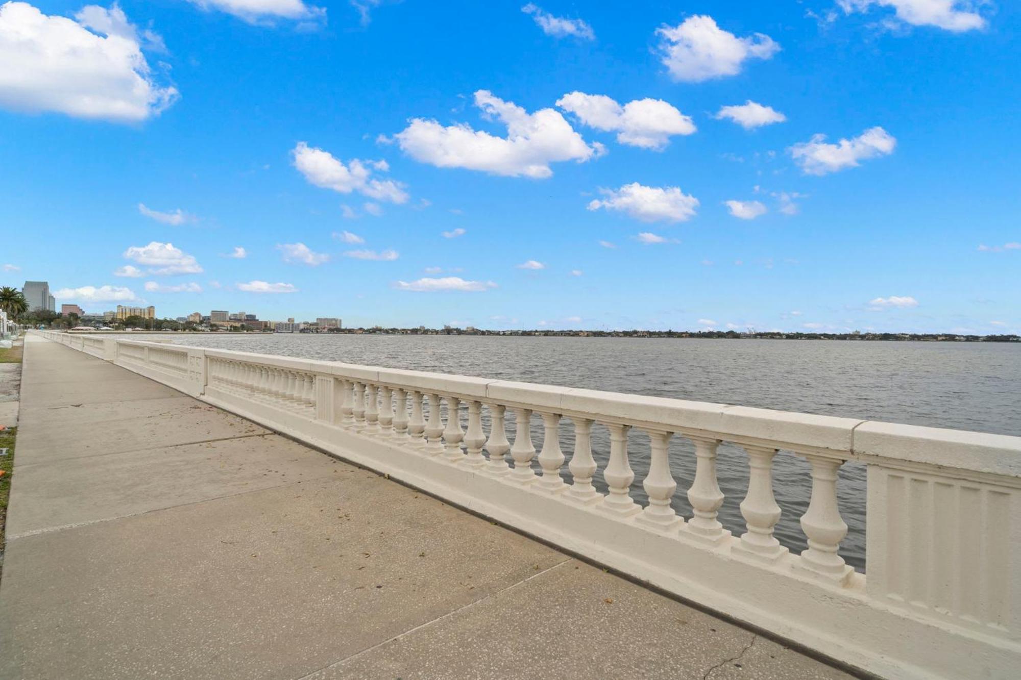 The Adaline #7 - Gorgeous Hyde Park Apartment, 2nd Floor, Steps To Bayshore *