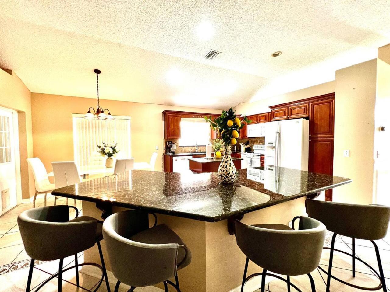 Private Oasis Retreat Heated Pool Hot Tub Beaches Holiday home Tampa
