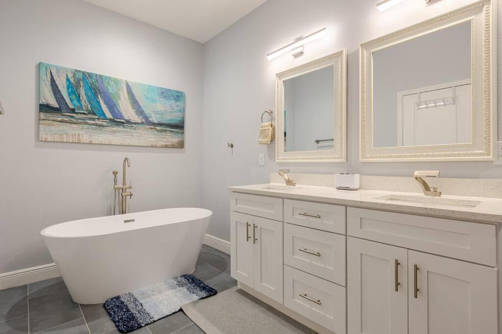 Holiday home 4 Bedroom 3 Full Bath Boho Oasis Saltwater Pool Near Downtown, North Of Hyde Park Sleeps 12 Pets Ok Tampa