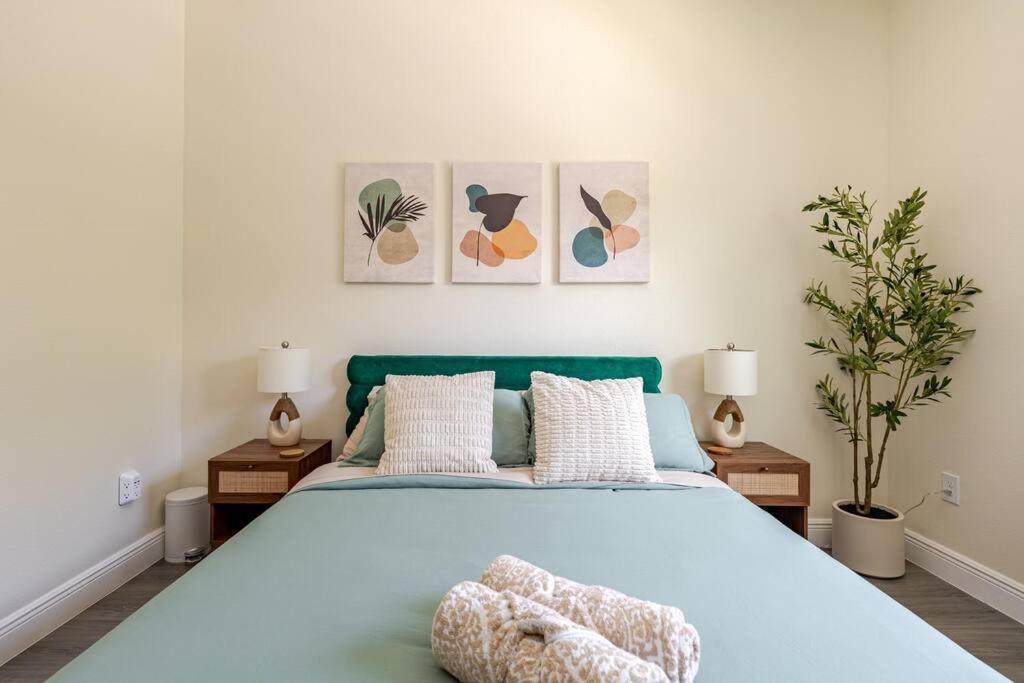 4 Bedroom 3 Full Bath Boho Oasis Saltwater Pool Near Downtown, North Of Hyde Park Sleeps 12 Pets Ok *