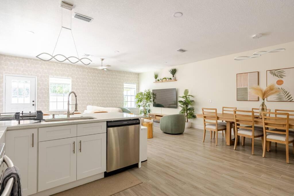 4 Bedroom 3 Full Bath Boho Oasis Saltwater Pool Near Downtown, North Of Hyde Park Sleeps 12 Pets Ok