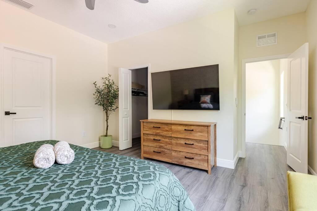 4 Bedroom 3 Full Bath Boho Oasis Saltwater Pool Near Downtown, North Of Hyde Park Sleeps 12 Pets Ok Holiday home