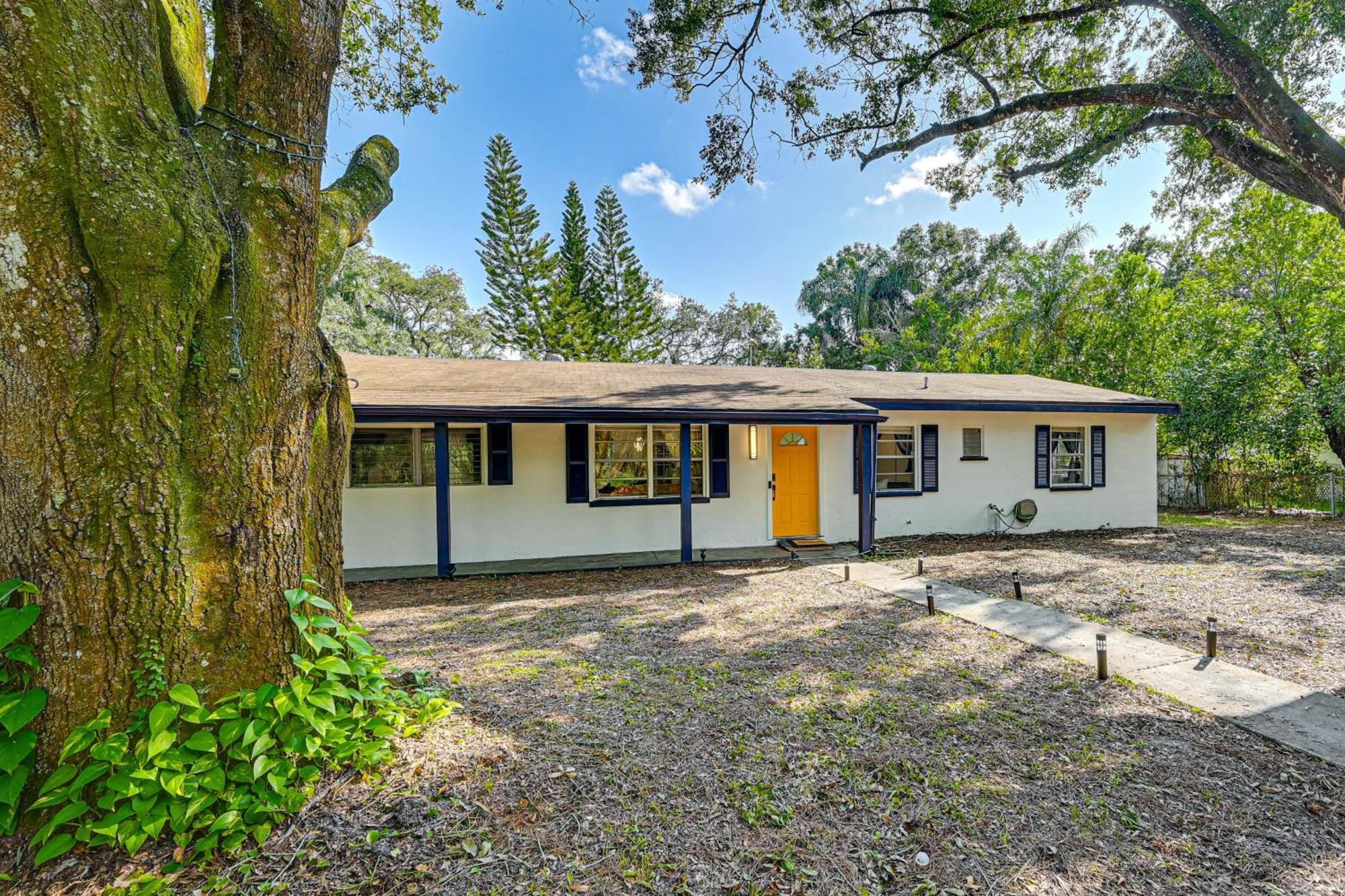3 Mi To Usf Chic With Yard In Tampa! Tampa