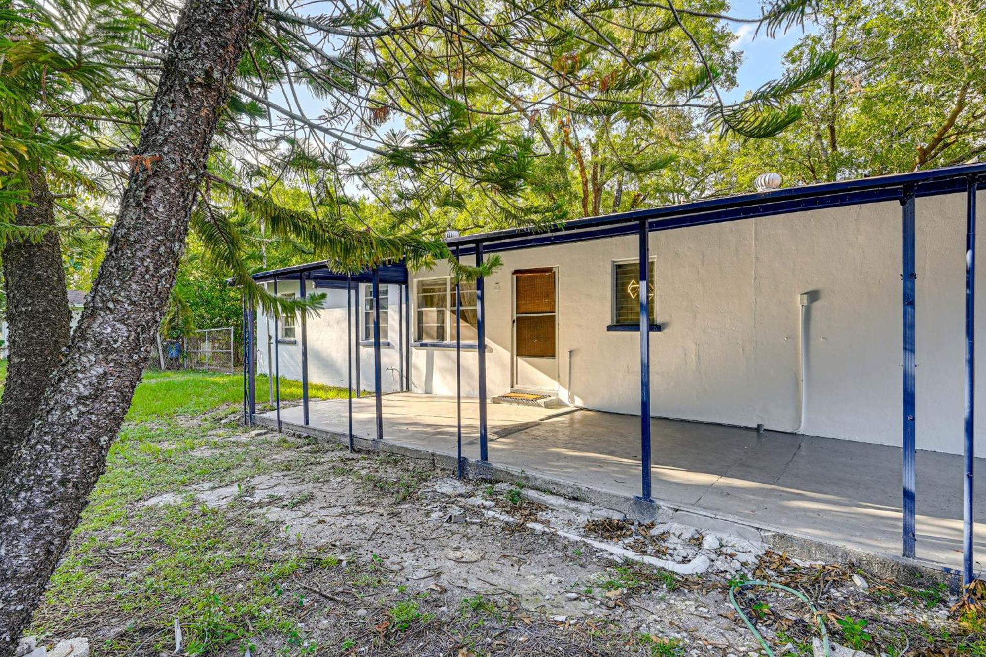 3 Mi To Usf Chic With Yard In Tampa! Holiday home Tampa