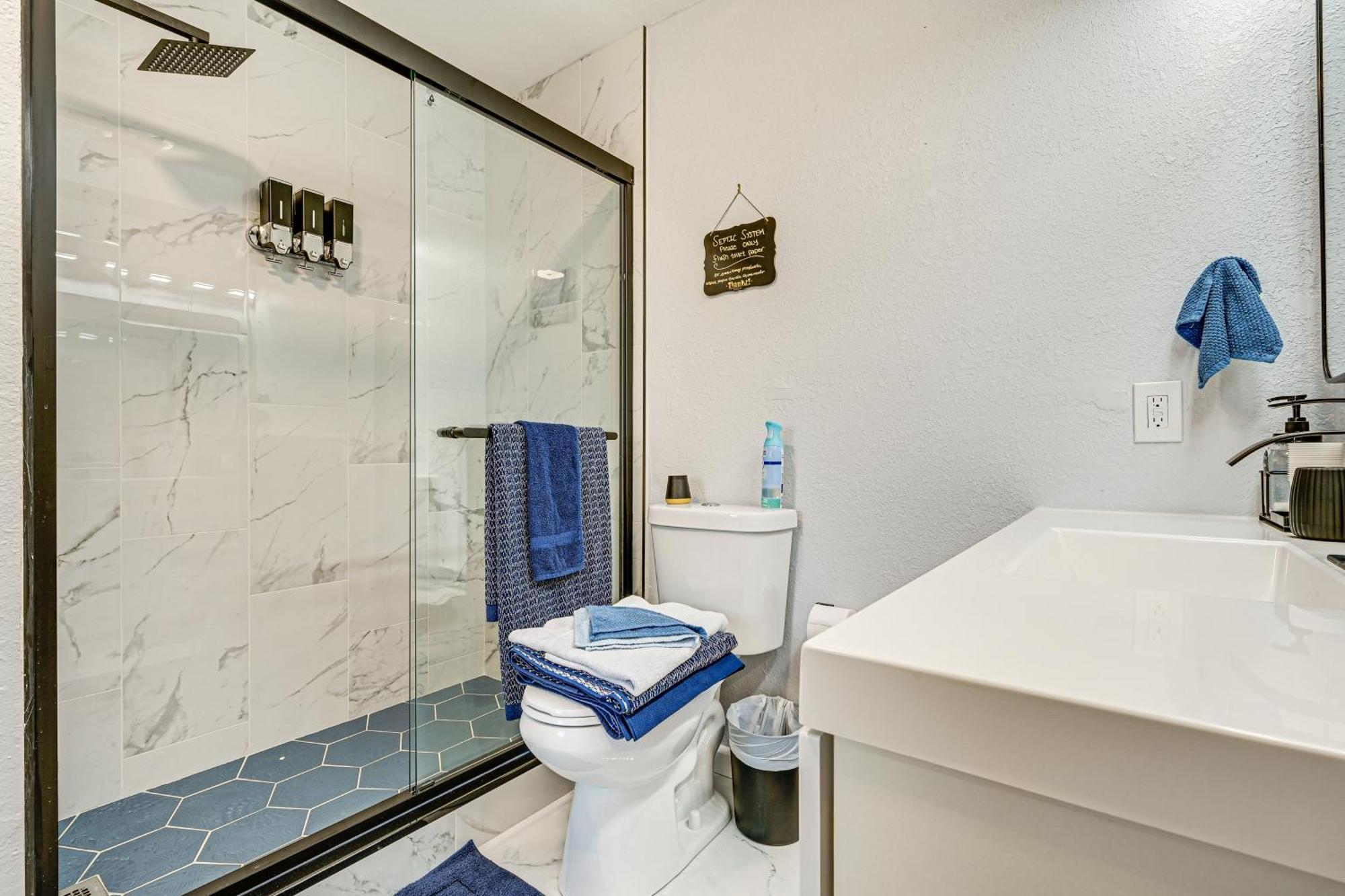 3 Mi To Usf Chic With Yard In Tampa! Holiday home *