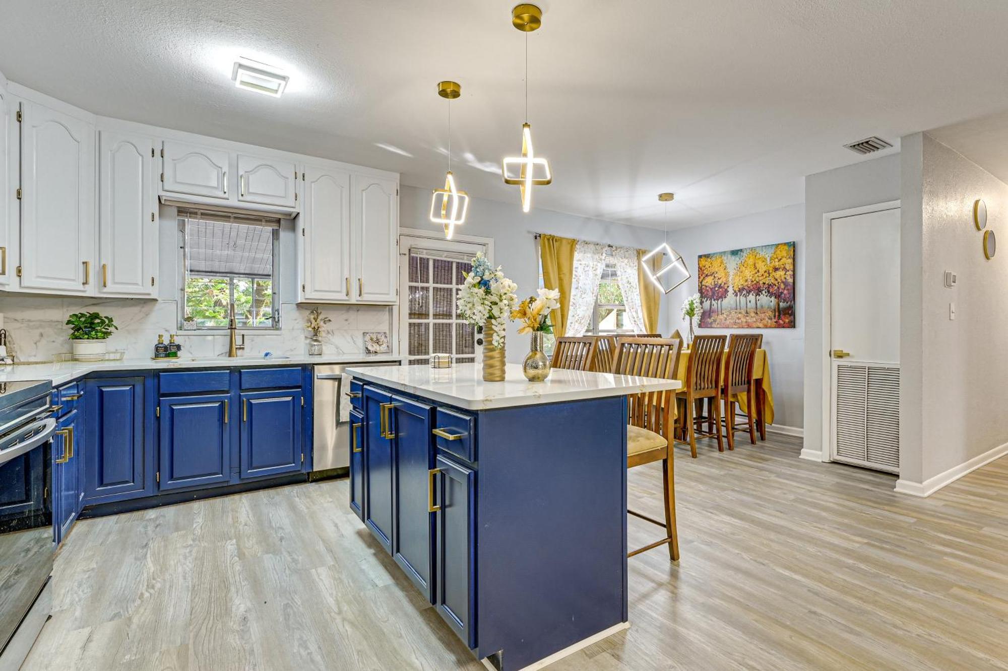 3 Mi To Usf Chic With Yard In Tampa! Tampa