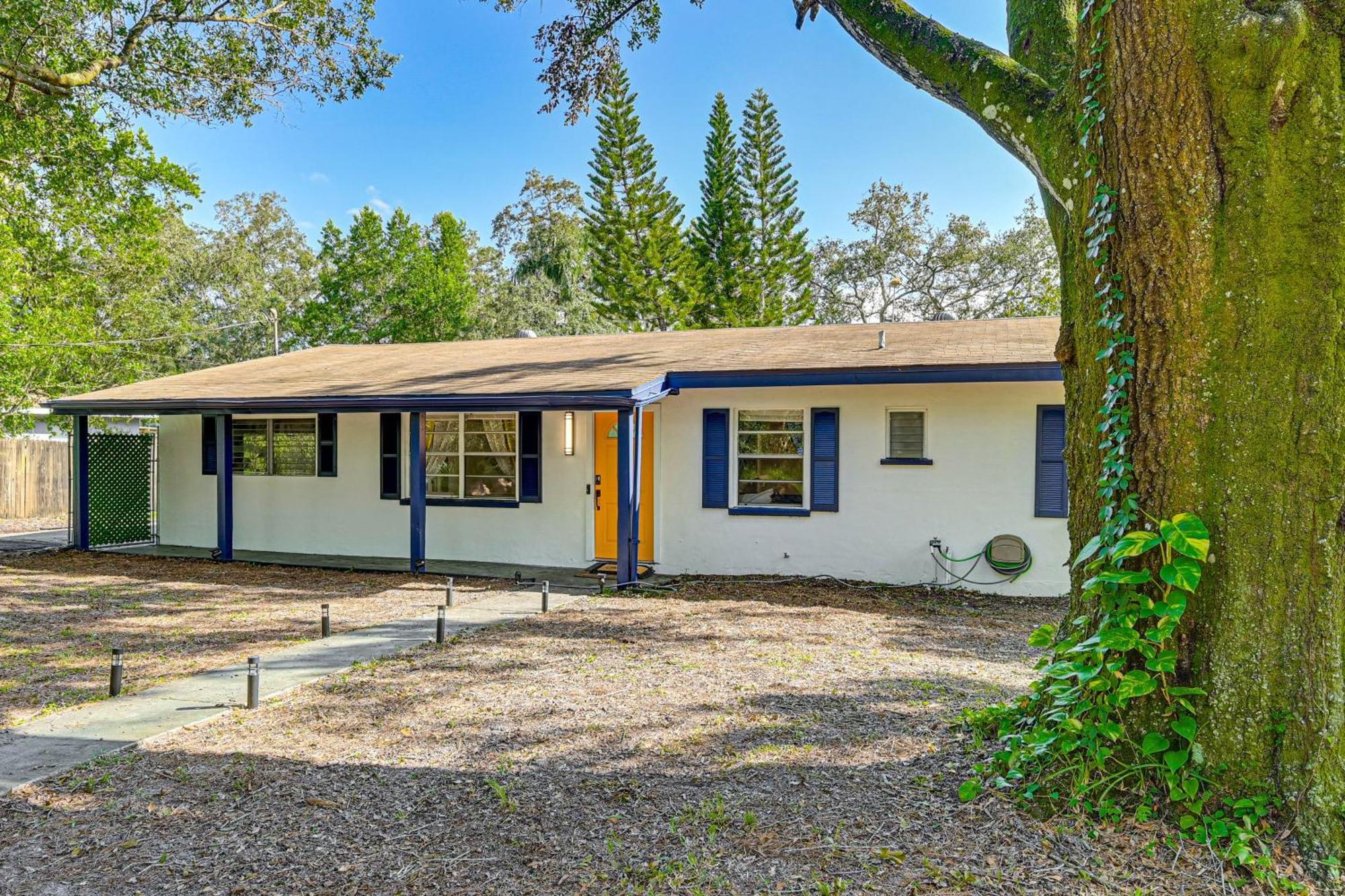 3 Mi To Usf Chic With Yard In Tampa! * Tampa