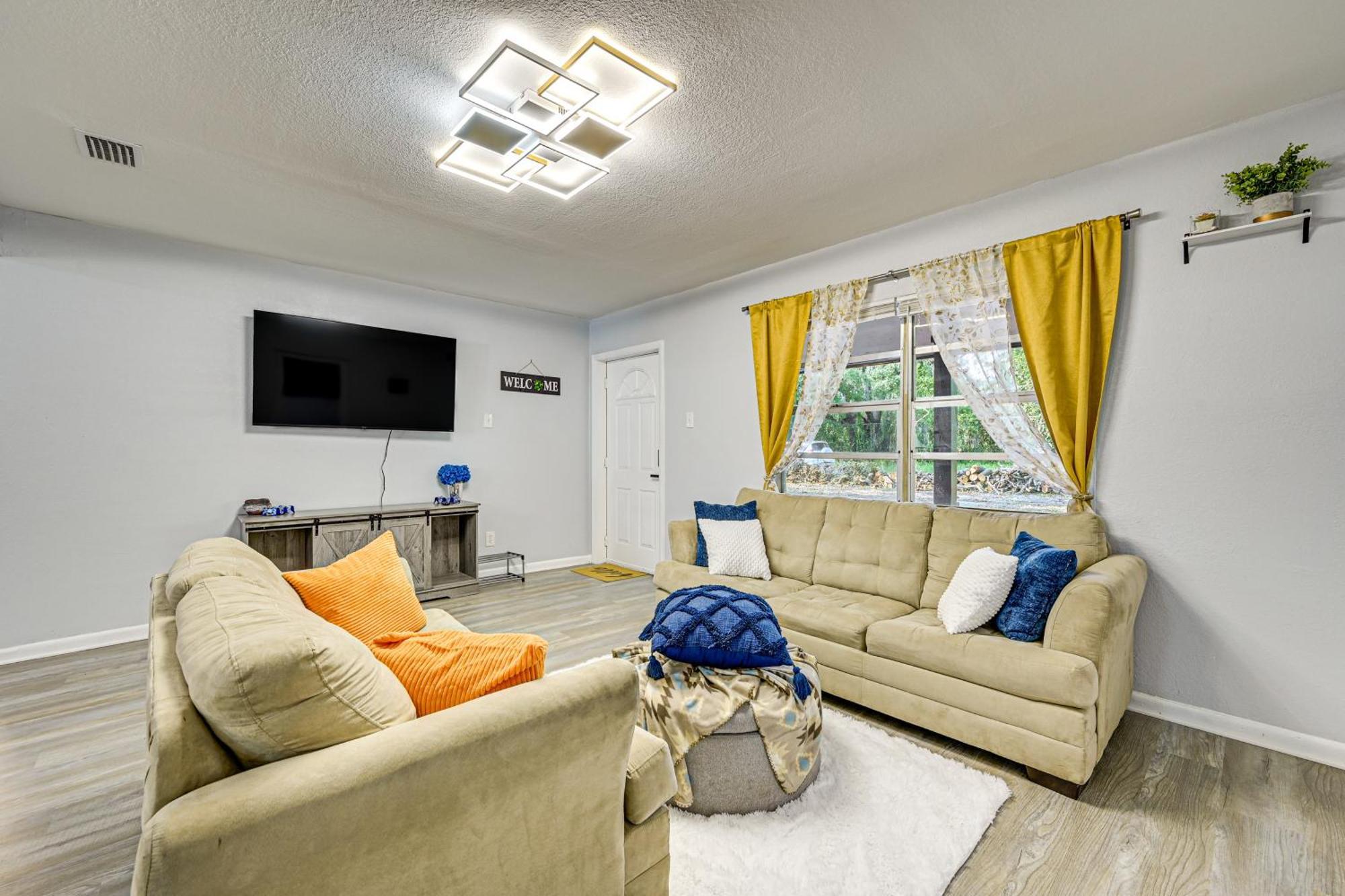 Holiday home 3 Mi To Usf Chic With Yard In Tampa!
