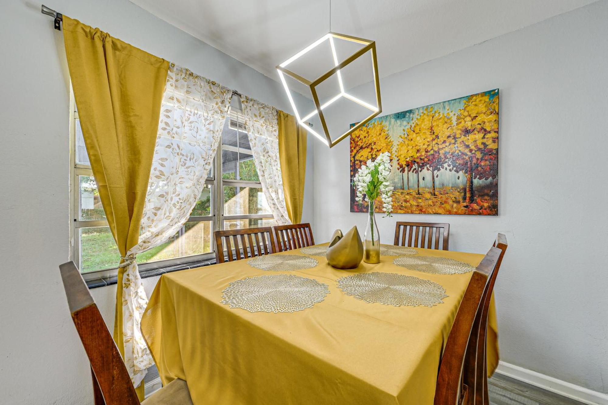 3 Mi To Usf Chic With Yard In Tampa! Holiday home Tampa