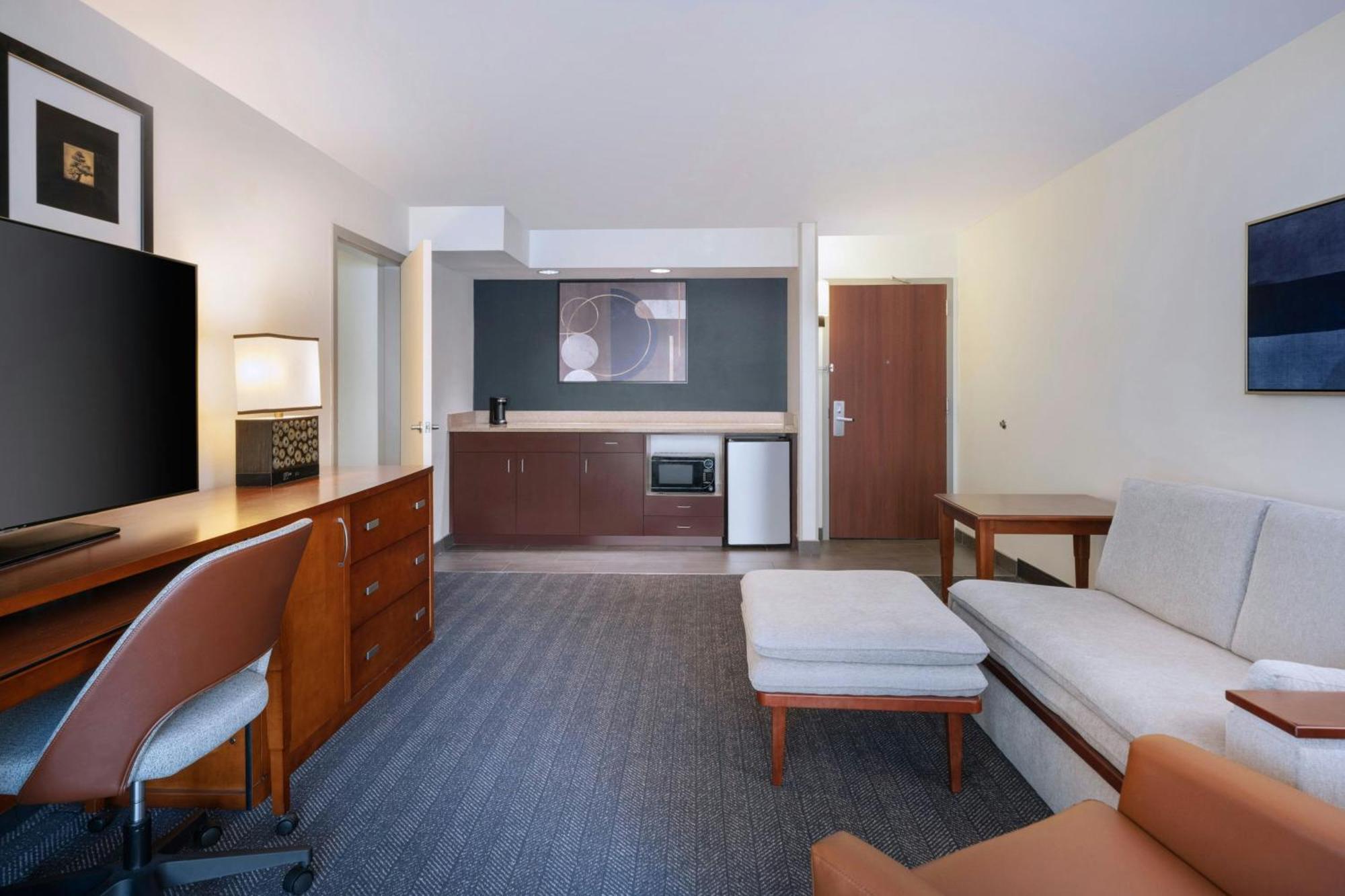 Courtyard North / I-75 Fletcher Hotel 3*