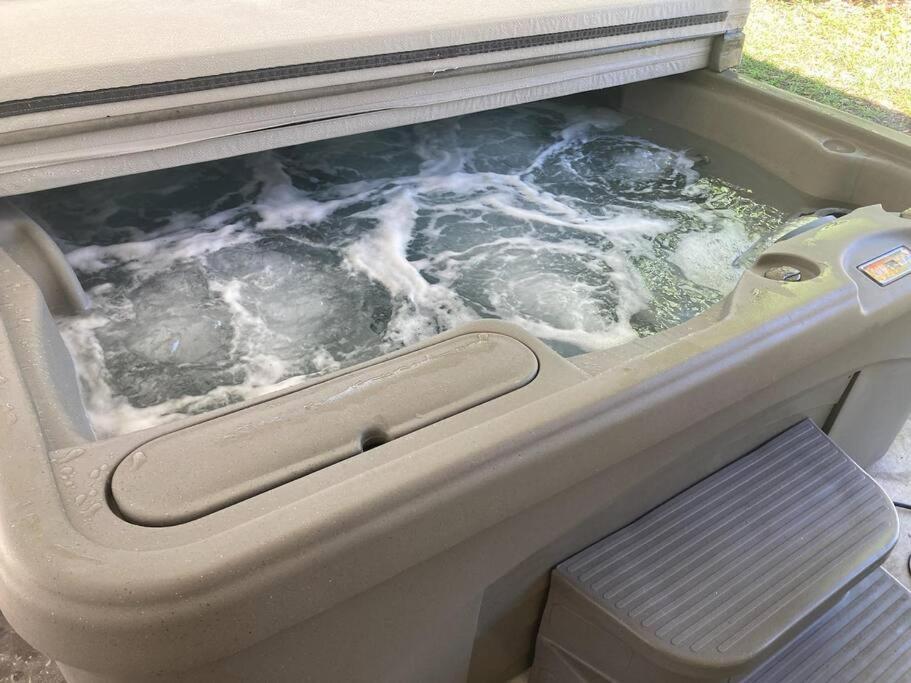 Hidden Gem 3br/1b+jacuzzi+busch Garden+fishn+kayak Holiday home Tampa
