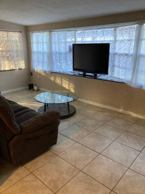 Hidden Gem 3br/1b+jacuzzi+busch Garden+fishn+kayak Holiday home Tampa