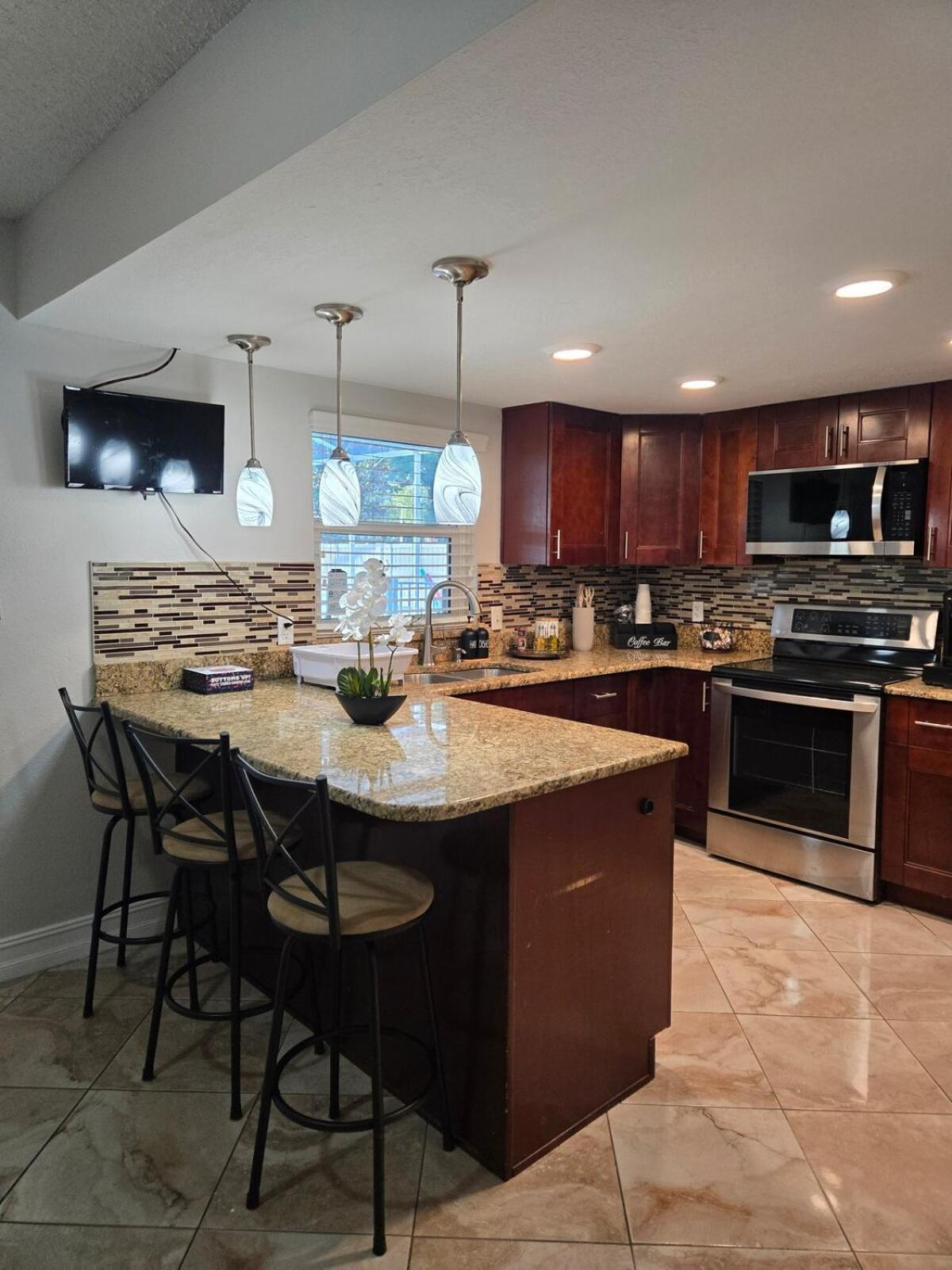 Family Oasis W Pool, Near Beaches And Parks Apartment