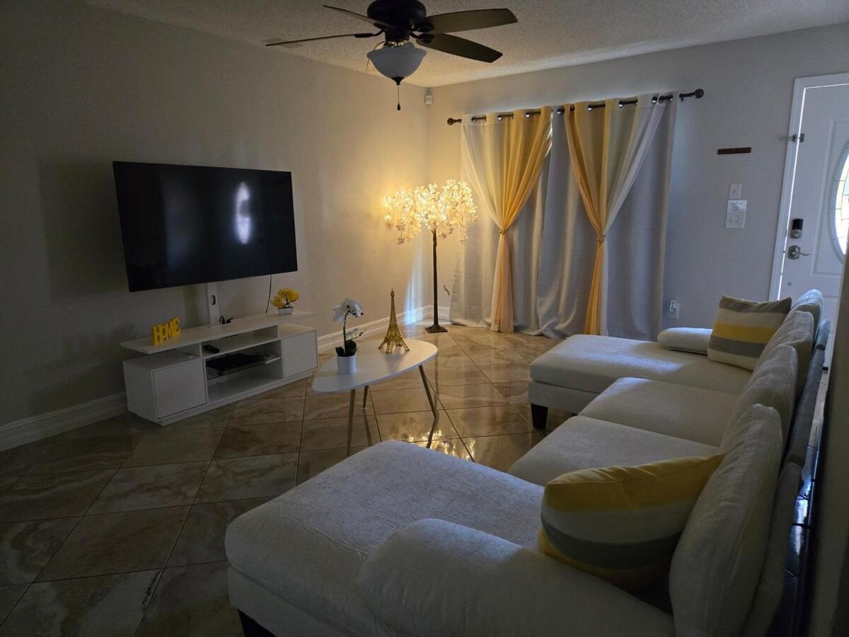 Apartment Family Oasis W Pool, Near Beaches And Parks *