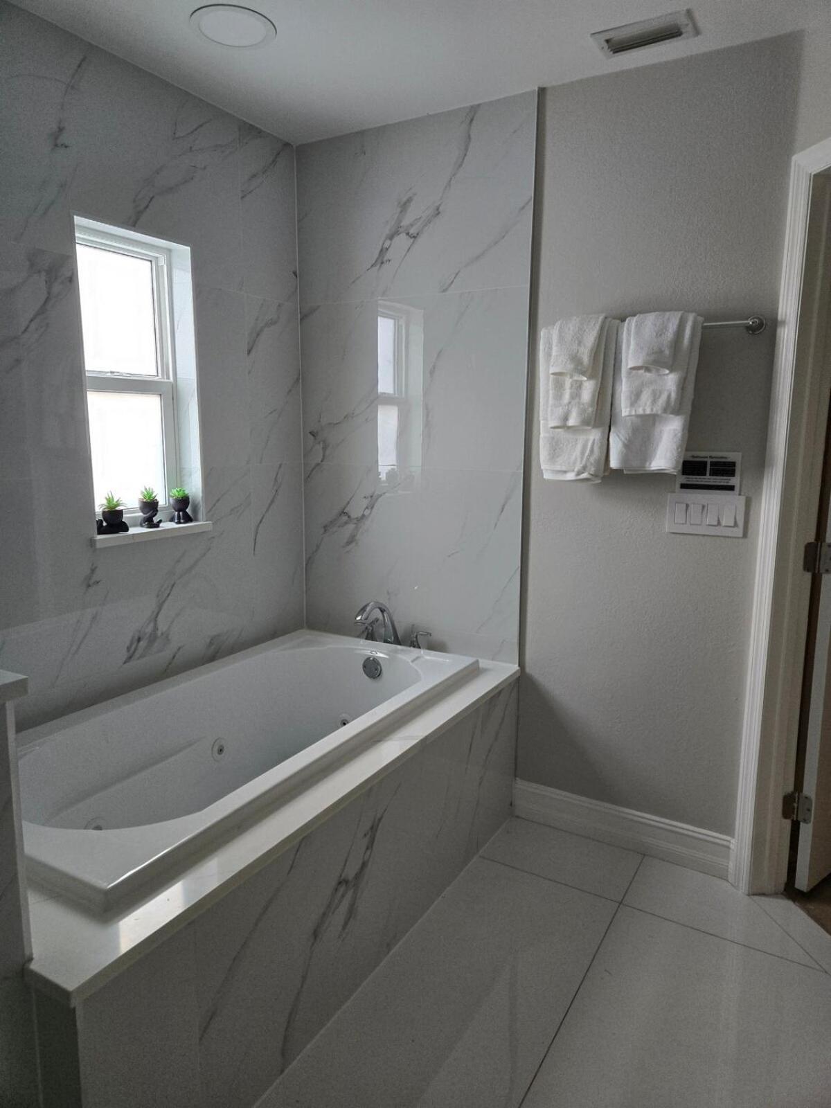Apartment Family Oasis W Pool, Near Beaches And Parks *