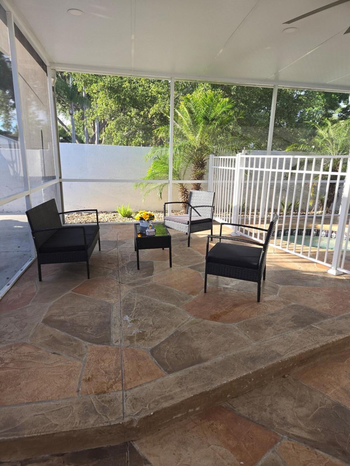 Family Oasis W Pool, Near Beaches And Parks Apartment