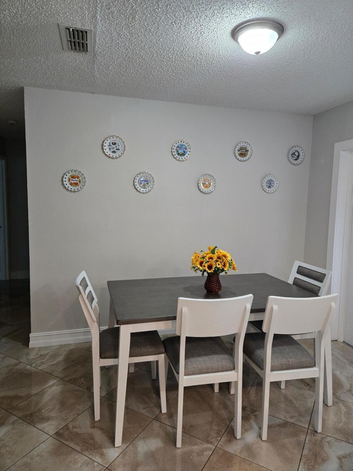Family Oasis W Pool, Near Beaches And Parks Apartment