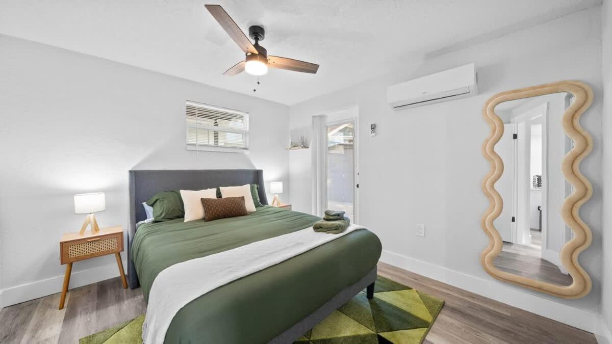 Modern-retro Themed Close To Coffee + Food! Holiday home