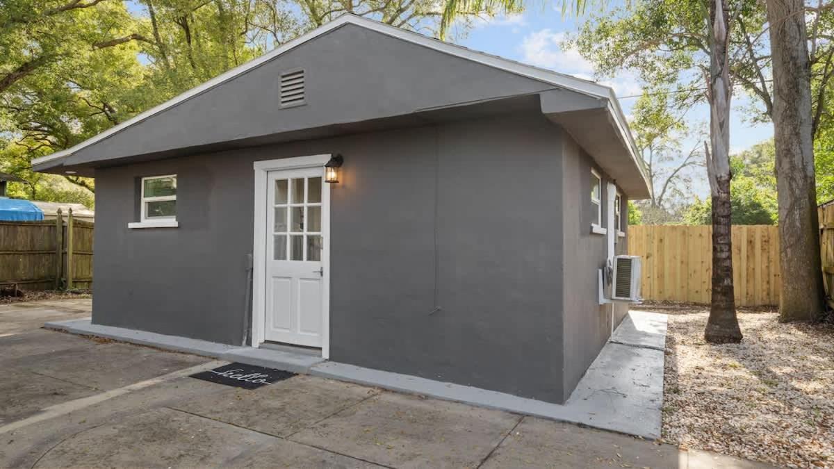 Modern-retro Themed Close To Coffee + Food! Holiday home *