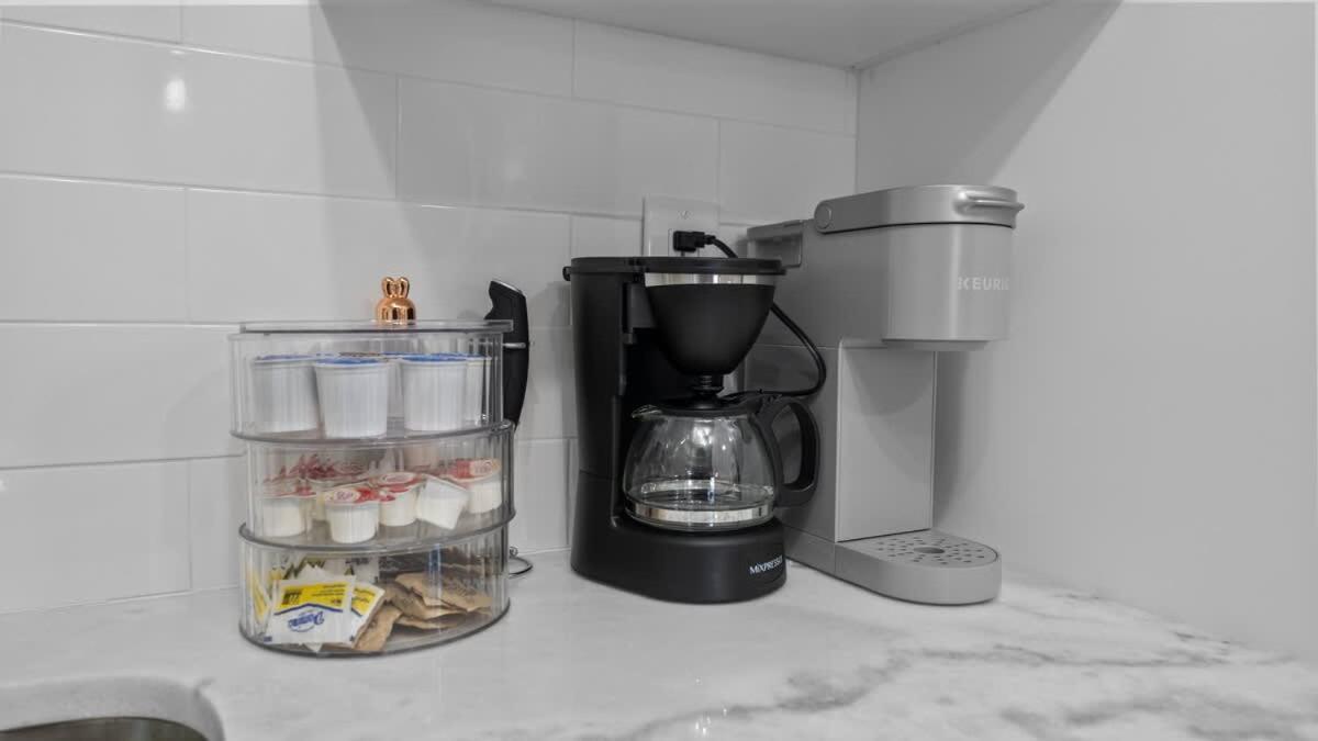 Modern-retro Themed Close To Coffee + Food! Holiday home