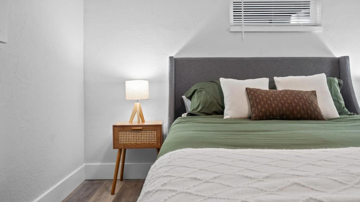 Modern-retro Themed Close To Coffee + Food! Holiday home