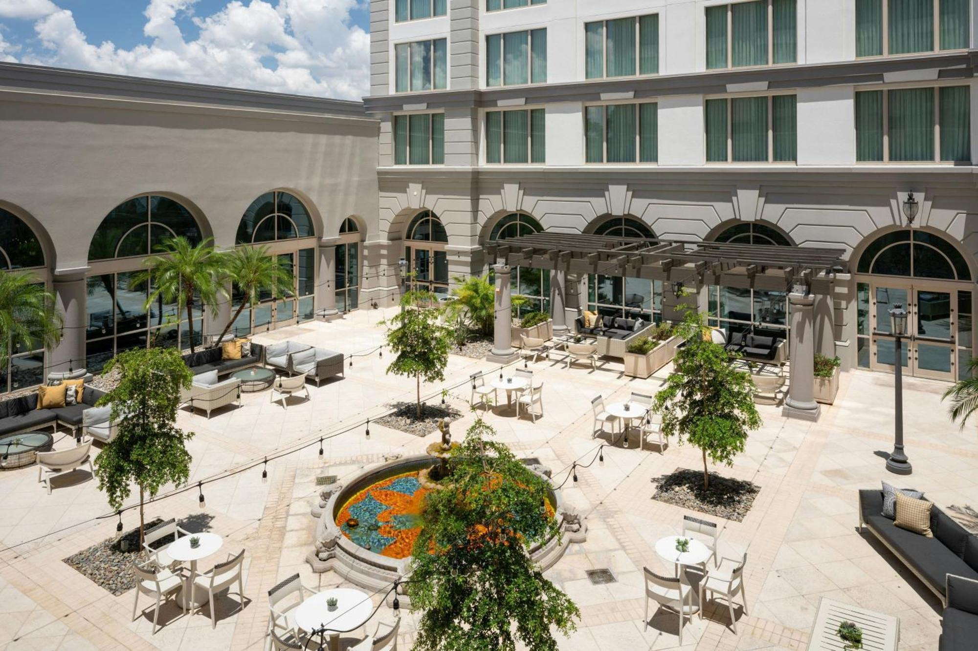Renaissance International Plaza Hotel 4*