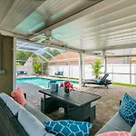 Poolside Paradise: Vacation Retreat. (Heated Pool)