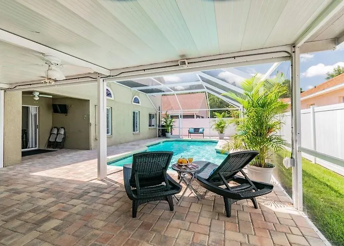 Poolside Paradise: Vacation Retreat. (Heated Pool)