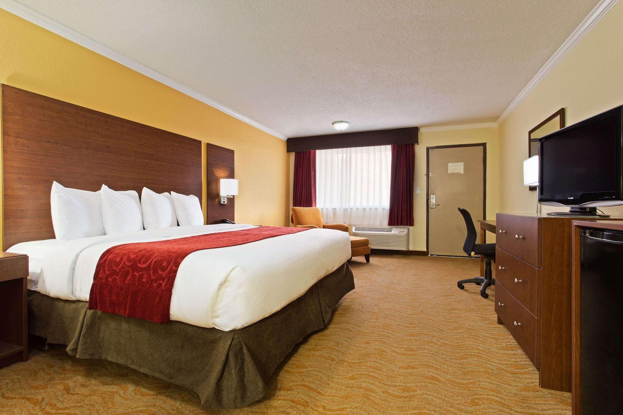 Ramada By Wyndham Westshore Airport South 3*