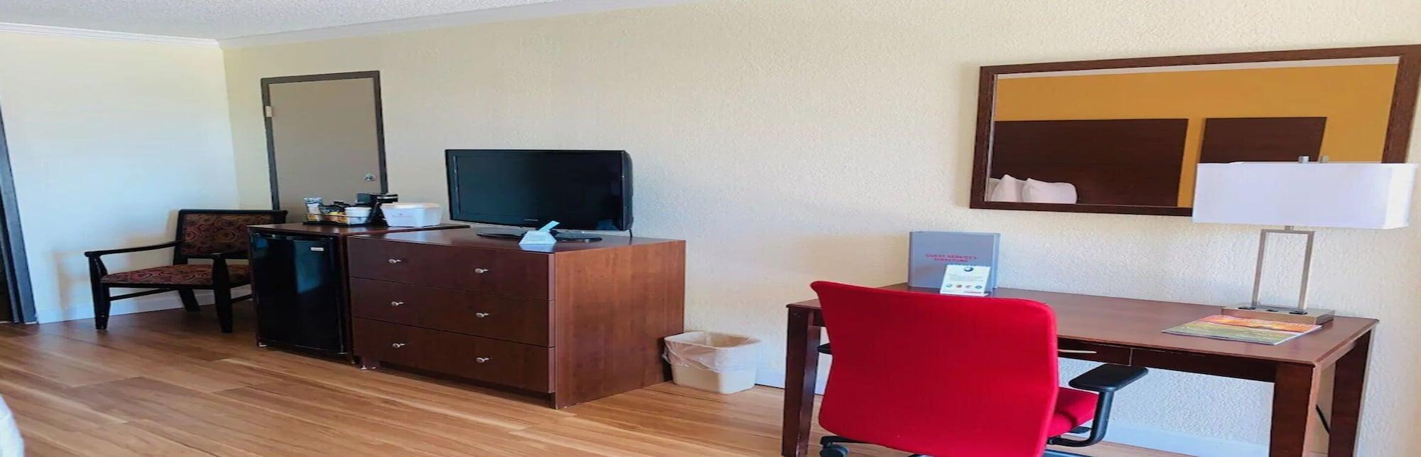 Hotel Ramada By Wyndham Westshore Airport South 3*