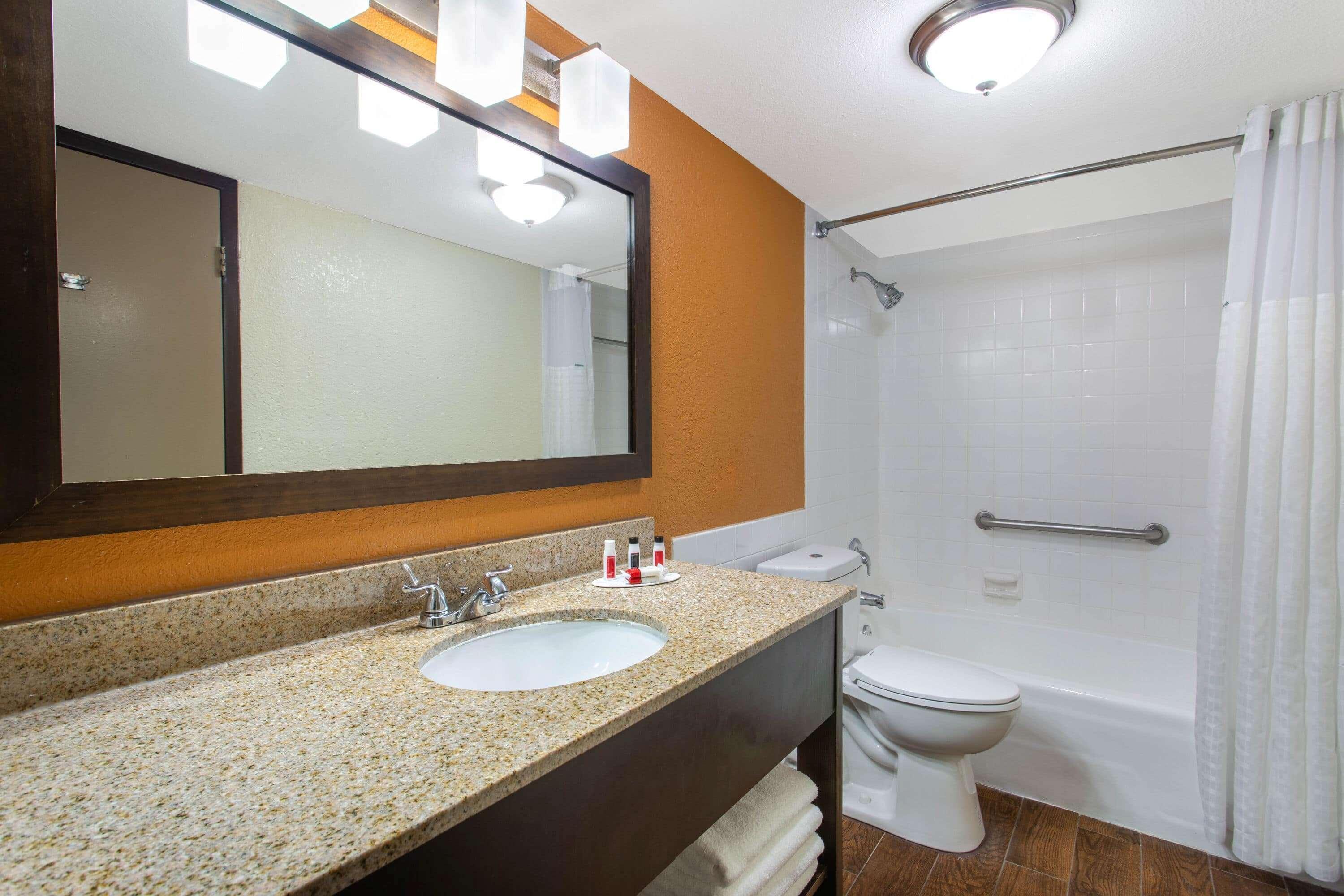 Ramada By Wyndham Westshore Airport South 3*