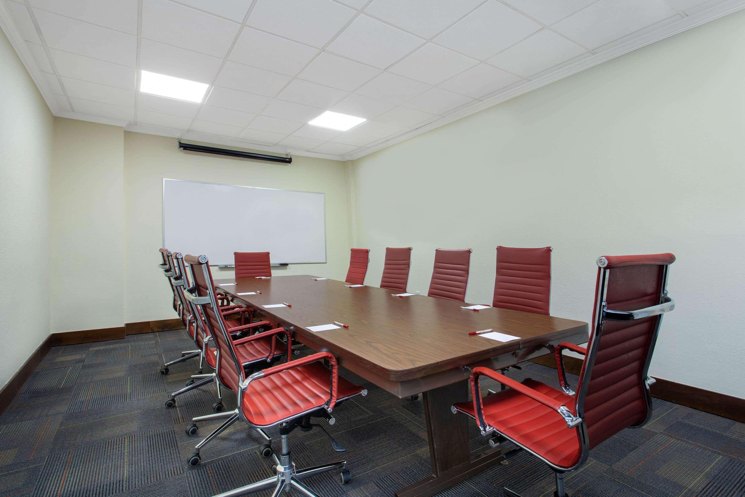 Ramada By Wyndham Westshore Airport South Hotel 3*