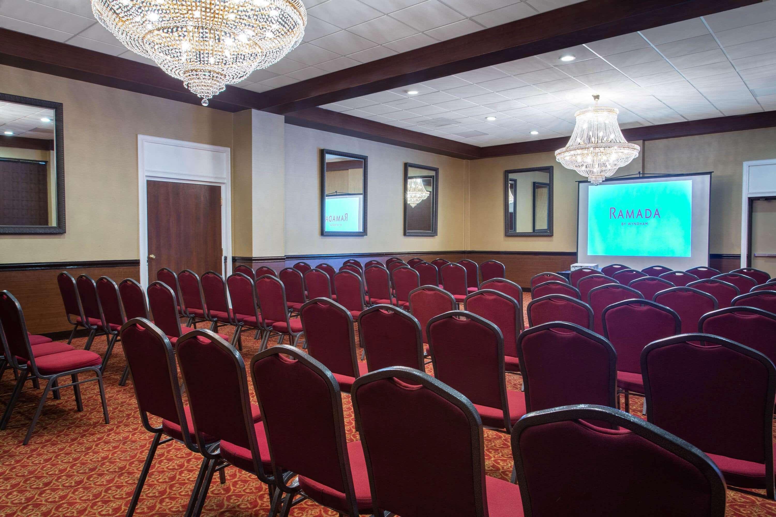 Ramada By Wyndham Westshore Airport South Hotel 3*